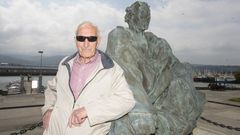 Antonio Lage,  Ant�n da Amora , en una fotograf�a de junio de 2010, en el Monumento ao N�ufrago de Celeiro