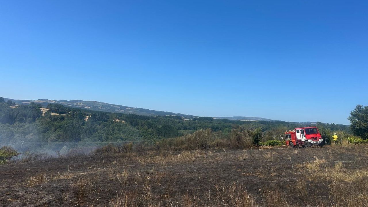 Dos pequeños incendios forestales en Portomarín y Vilalba estrenan el verano en la provincia de Lugo
