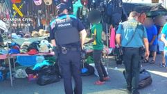 Operativo de la Guardia Civil y la Polica Local de Sanxenxo en el mercadillo de Baltar