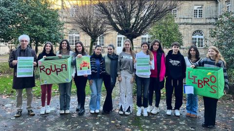 Xabier Mourio, director del Rosala de Castro, con alumnos que organizan el segundo Mercado Solidario de Nadal.