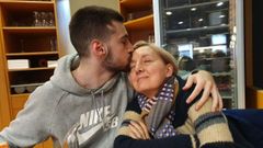 El malogrado joven, Josep Boan, junto a su madre, Pilar Rosanes.