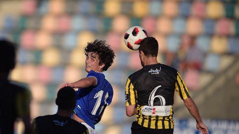 Javi Mier Real Oviedo Vetusta Barakaldo.Javi Mier pelea un balon aereo frente al Barakaldo