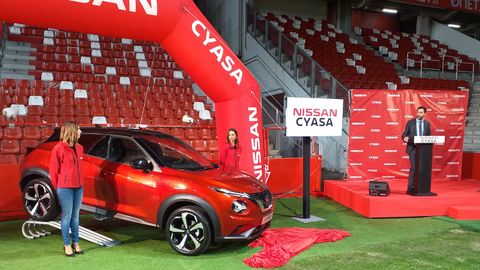 Cyasa presentó el nuevo Nissan Juke en el campo de El Molinón en Gijón