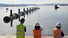 Imagen de archivo de la colocaci�n de un emisario submarino para el saneamiento de la r�a de Ferrol