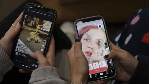 Jvenes con telfonos mviles en una imagen de archivo.