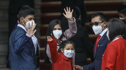 Fotograf�a de archivo fechada el 28 de julio de 2021 que muestra a Yenifer Paredes (en el centro), cu�ada del presidente Pedro Castillo, durante su ceremonia de investidura en el Palacio Torre Tagle en Lima .