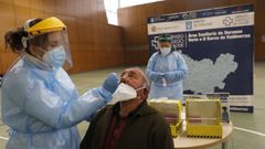 Una sanitaria realiza una prueba pcr a un vecino de Sarreaus