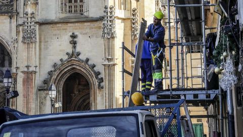  Un grupo de obreros trabaja este martes en la rehabilitaci�n de una fachada en la plaza de la catedral de Oviedo