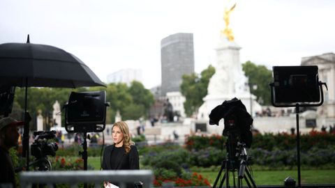Adem�s de turistas, curiosos y adeptos a la reina, si algo abundaba en los alrededores del palacio de Buckingham era la presencia de medios de comunicaci�n.