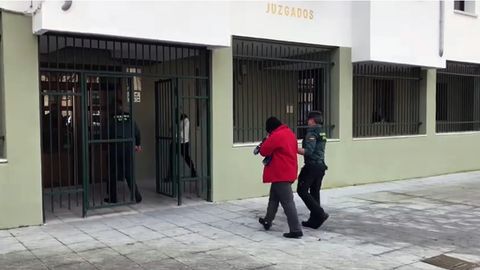 La Guardia Civil conduce a la acusada del asesinato a pu�aladas de Laviana al interior del juzgado