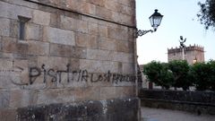 Vandalizan a fachada da igrexa de San Bieito de Fefi��ns en Cambados