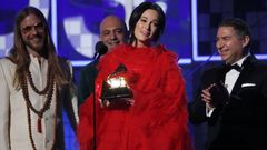 Kacey Musgraves recogiendo el premio al disco del ao