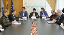 El alcalde -segundo por la izquierda-, acudi� a la firma del convenio. 