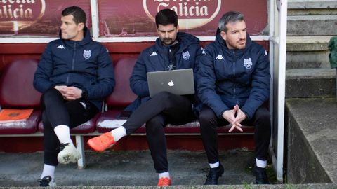 Moncho Fern&aacute;ndez, entrenador de porteros; Adri&aacute;n Abalo, segundo entrenador, y Rub&eacute;n Dom&iacute;nguez, t&eacute;cnico del Pontevedra