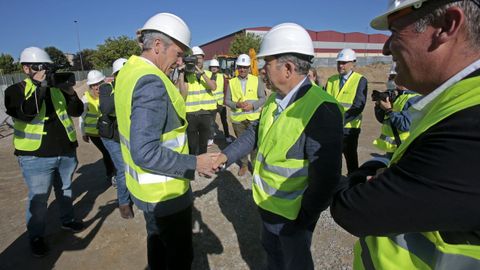 Rueda y Lores se saludan en una visita a las obras del nuevo hospital Gran Montecelo, en Pontevedra