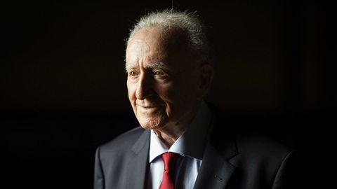 Alonso Montero recibindo no 2023 a Medalla de Ouro do Liceo de Ourense