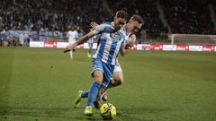 Altimira, conduciendo el bal�n ante la presi�n de un jugador de la Cultural Leonesa.