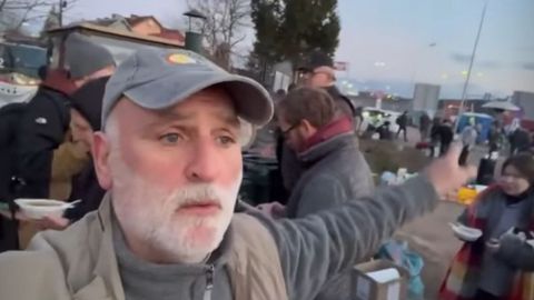 El chef asturiano Jos� Andres reparte comida caliente a los refugiados ucranianos