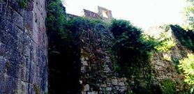 Aspecto del deterioro de la pared que hace funciones de contenci�n de la zona de habit�culos complementarios del monasterio.