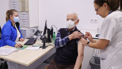 Personal de enfermer�a vacunando en el Chuac, en una foto del pasado mes de diciembre