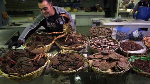 Venta de mariscos y pescados en Boiro.