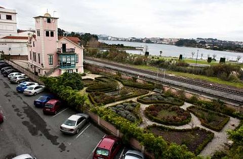 La Casa Rosa de O Burgo, de alto valor arquitect�nico y cerrada, tiene un gran jard�n contiguo.