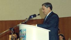 Fernando �nega, en el auditorio de Burela leyendo el preg�n de las fiestas patronales de 1999
