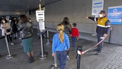 Cola de acceso para la vacunaci�n infantil en Pontevedra
