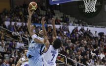 Mc Ghee lanza a canasta ante la oposici�n de Wright. 