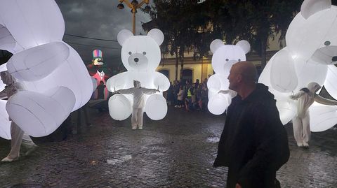 Unas llamativas figuras luminosas abran el recorrido de la cabalgata