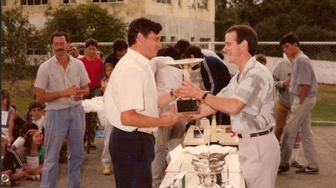 Un joven Emilio Lira Daz, en el centro de la imagen, recibiendo un trofeo en una de las primeras ediciones de la Carrera Popular de Negreira
