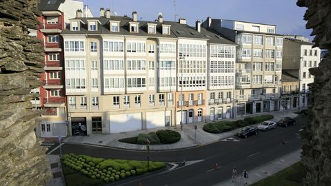 A Mosqueira. Buenas maneras. En frente de A Mosqueira hay ejemplos de edificios bien conservados aunque con bajos comerciales por ocupar.

