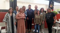 En la imagen Sandra, Irene, Loly, Bel�n, Juan, Ram�n, Marta, M�nica y Marta, miembros de la asociaci�n O Cruceiro