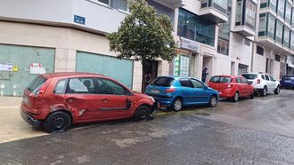 Un conductor ebrio se lleva por delante doce veh�culos aparcados en Os Mallos