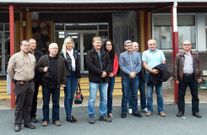 La delegaci�n de docentes visitando, ayer, el IES de Burela.
