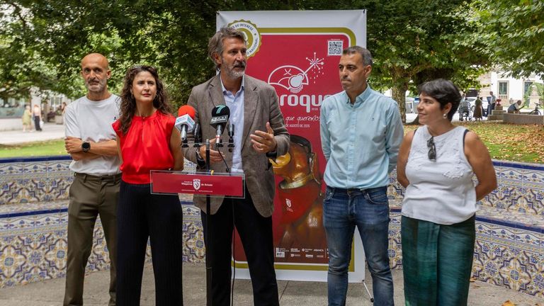 La presentaci&oacute;n de las fiestas con el alcalde, Alberto Varela, y los concejales &Aacute;lvaro Carouo, Sonia Out&oacute;n, Carlos Coira y Tania Garc&iacute;a, se llev&oacute; a cabo en los jardines de Ravella