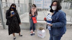 Yolanda P�rez, Mar�a Ortega y Victoria Candame, integrantes de la AMPA del colegio de Novo Mesoiro, muestran en un acceso al centro la pintura y las herramientas que utilizar�n para se�alizar las instalaciones y delimitar los espacios que podr�n utilizar los estudiantes