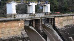 El embalse Barri� de la Maza desaguando a �417 m3/sg