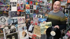 Fernando Pereira, con algunos de los vinilos que tiene a la venta en la librer�a Waldina