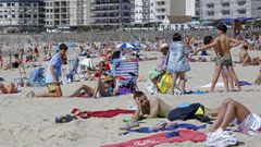 Baistas en la playa del Silgar en Semana Santa