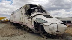Estado en el que qued la cabeza motriz del Alvia tras la colisin con el vehculo que se precipit sobre las vas