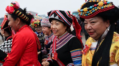 Delegadas con atuendos tradicionales, este mi�rcoles en Pek�n.