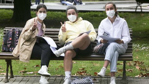 Gabriela, Clara y Mar�a, del IES Fene, aprovechando para repasar en un descanso