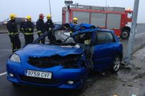 El coche se empotr� contra la farola, que hubo que retirar. 