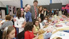 Tras la inauguraci�n oficial, las autoridades visitaron los puestos y a los participantes en el encontro de encaixeiras. 