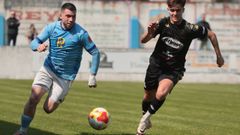 Sergio Cora y �lex Montero disputan una carrera durante el partido de este domingo en el Kiko Rey.
