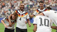 Varios jugadores de Alemania celebran uno de los goles del partido contra Curazao