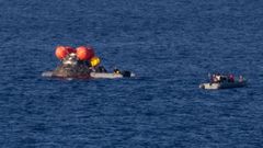 La nave espacial Orion mientras los equipos de recuperaci�n trabajaban para asegurar el traslado de los integrantes de la tripulaci�n de la misi�n Artemis 2.