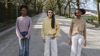 Mar&iacute;a Est&eacute;vez y las gemelas Paniagua, Debris y Demeku, en la Alameda compostelana.