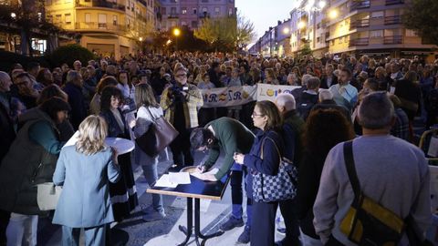 En la concentraci�n celebrada en la plaza de O Couto se recogieron firmas para reclamar la finalizaci�n de las obras de la avenida de Portugal.